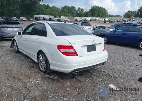 2010 Mercedes-Benz C 300 Sport z USA, uszkodzony, nr VIN WDDGF5EB6AR118206